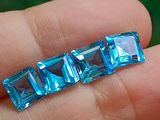 une personne tenant un morceau de cristal bleu dans la main