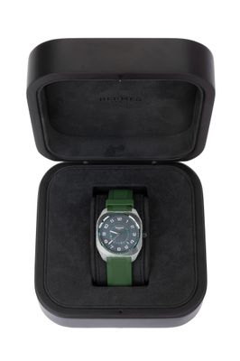 une image représentant une montre dans un boîtier noir sur fond blanc