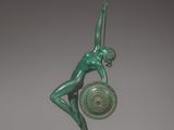statue d'une femme tenant un bouclier dans chaque main