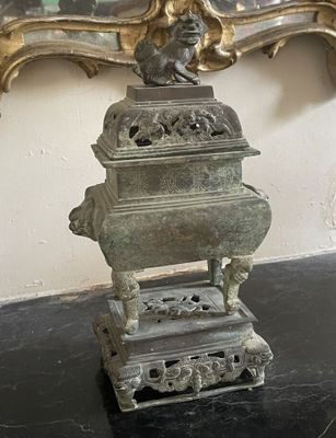 une statue d'un homme assis sur une table
