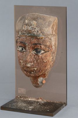 gros plan d'une sculpture d'une tête sur un socle