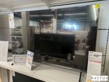 un téléviseur posé sur une table dans un magasin, avec une étiquette de prix