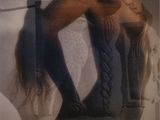 une femme assise, les jambes croisées