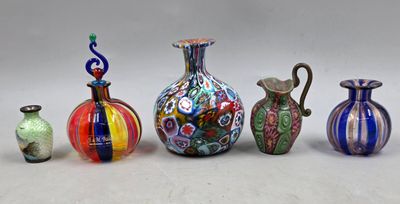 cinq vases de couleurs différentes posés les uns à côté des autres sur une table