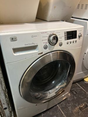 une machine à laver et un sèche-linge posés côte à côte sur le sol