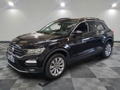 un SUV Volkswagen noir garé sur un sol en carrelage à damier