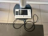 un appareil posé par terre à côté d'un ordinateur portable
