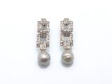 une paire de boucles d'oreilles en perles et diamants