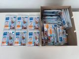 un tube de dentifrice posé sur une table à côté d'un autre tube de dentifrice