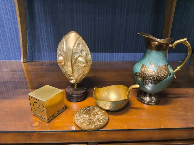 Ensemble d'objets de vitrine comprenant : verseuse en cuivre émai...