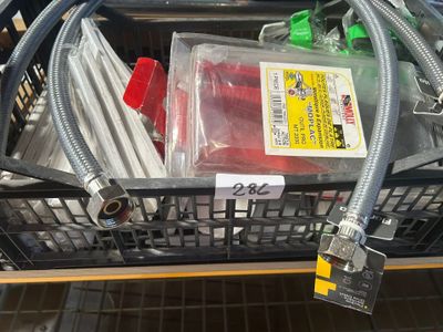 un panier rempli d'articles variés dans un magasin