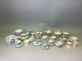 un groupe de plats, de tasses et de soucoupes en porcelaine