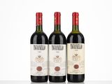 trois bouteilles de vin posées sur une table blanche