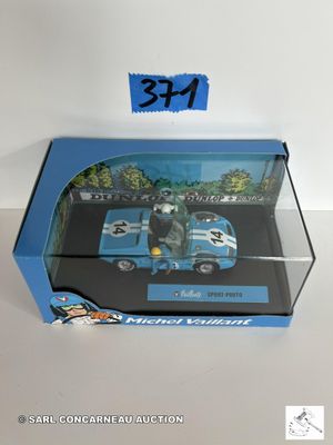 une boîte contenant une petite voiture posée sur une table