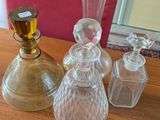 une table en bois sur laquelle sont posées des bouteilles en verre et une bougie