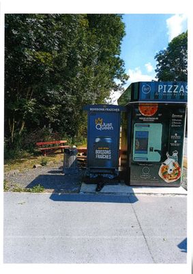 deux photos d'un distributeur automatique au bord de la route