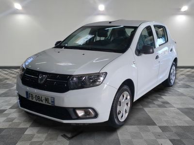 la photo d'une voiture blanche garée dans un garage