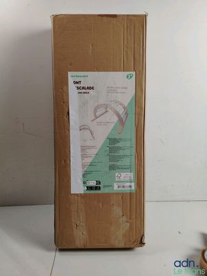 une boîte en carton posée sur une table