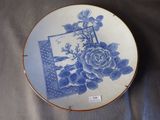 l'image d'une assiette bleue et blanche ornée de fleurs