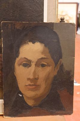 une photo d'un tableau représentant une femme, posé sur une table
