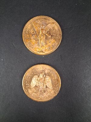 deux pièces d'or posées l'une sur l'autre sur une surface noire