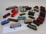 beaucoup de petits trains miniatures posés sur une table