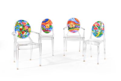trois chaises transparentes, sur lesquelles sont posées des assiettes colorées, alignées les unes à côté des autres