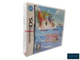 Le jeu Nintendo Wii est présenté dans un coffret sur lequel figure l'image d'un homme à bord d'un bateau