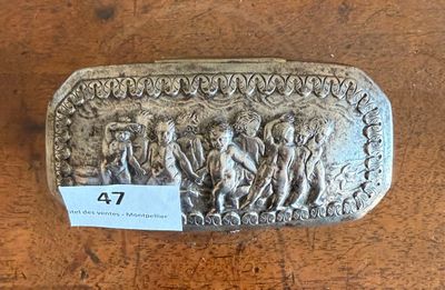 une assiette ancienne en argent sur laquelle est représenté un groupe de personnes
