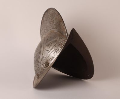 gros plan d'un objet métallique sur une surface blanche