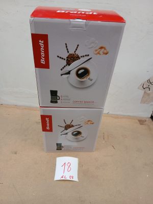 deux boîtes de café posées par terre l'une à côté de l'autre