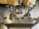 de nombreux objets métalliques posés sur une table