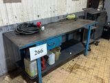 une table sur laquelle est posé un chiffre, dans une pièce