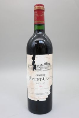 une bouteille de vin posée sur une table