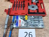un ensemble d'outils posé sur une table