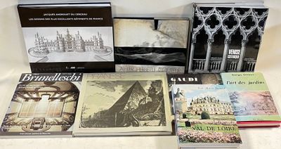 plusieurs livres sont posés sur une table recouverte d'une nappe blanche