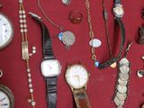 de nombreux modèles de montres posés sur une table rouge