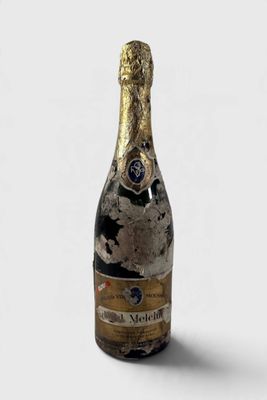 une photo d'une bouteille de champagne posée sur une table