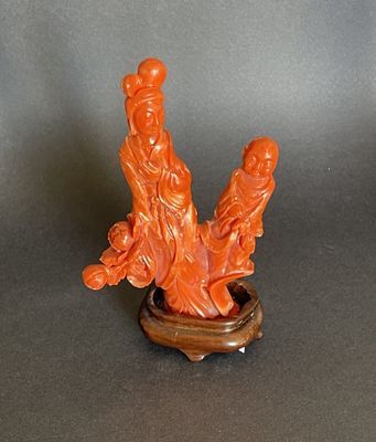 une statue représentant deux personnes assises sur un socle en bois