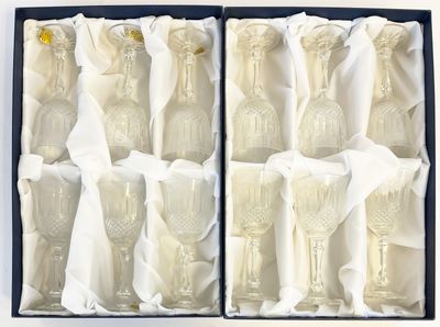 six verres à vin dans une boîte, entourés d'un ruban