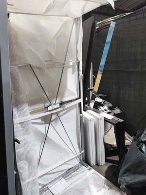une petite pièce contenant de nombreux objets