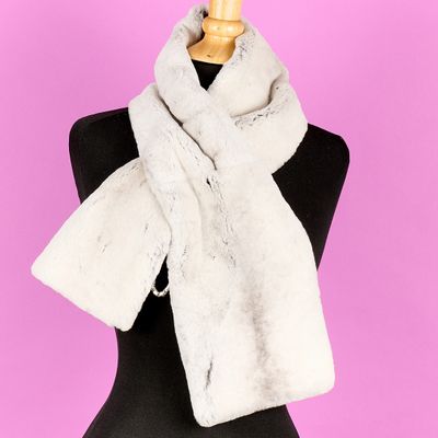 une étole en fourrure blanche sur un mannequin, un mannequin, un mannequin, un mannequin, un mannequin, un mannequin, un mannequin, un mannequin, un manne