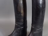 paire de bottes en cuir noir avec talon en bois et coussinets de talon