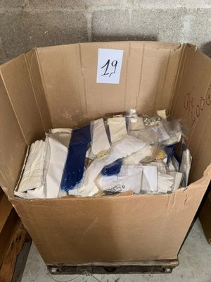 une boîte en carton remplie d'objets, posée sur un carton