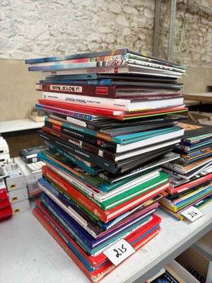 Un lot d'environ quarante livres éducatifs pour la jeunesse.