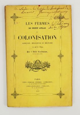 un livre jaune avec des inscriptions noires, posé sur une table