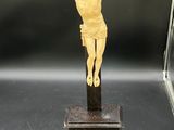 statue de Jésus sur la croix sur fond noir