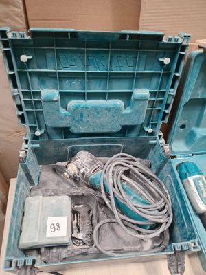 une boîte à outils bleue avec des outils sur une table