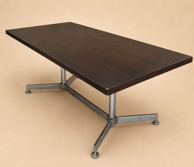 une image représentant une table en bois avec des pieds en métal sur un fond beige
