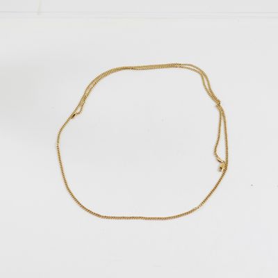 un collier à chaîne en or avec un fermoir en or sur fond blanc